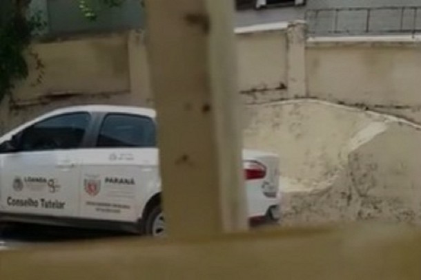  Carro do Conselho Tutelar de Loanda é flagrado na praia de Piçarras em Santa Catarina