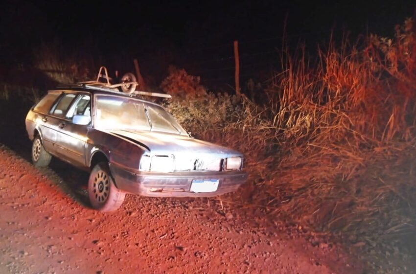  Veículo furtado foi recuperado de imediato pela PM em Pitanga. Os ladrões capotaram na estrada do Rio do Meio