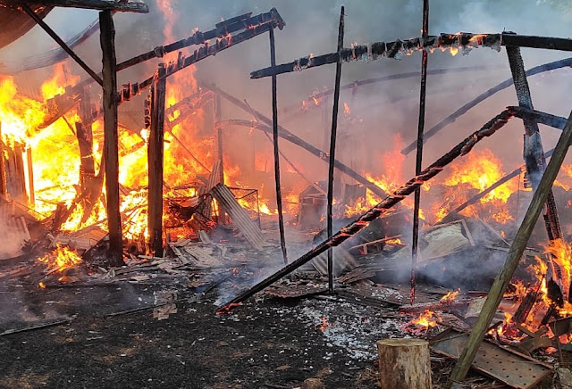  Barracão com equipamentos foi destruído pelo fogo em Manoel Ribas