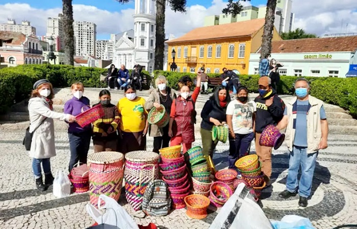  Kaingangs de Nova Laranjeiras que dormiam na rua em Curitiba, voltam para Terra Indígena após ONG comprar estoque de artesanato