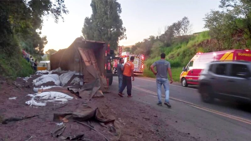  Caminhão tomba e bate contra uma Kombi do transporte escolar entre Pitanga e Nova Tebas