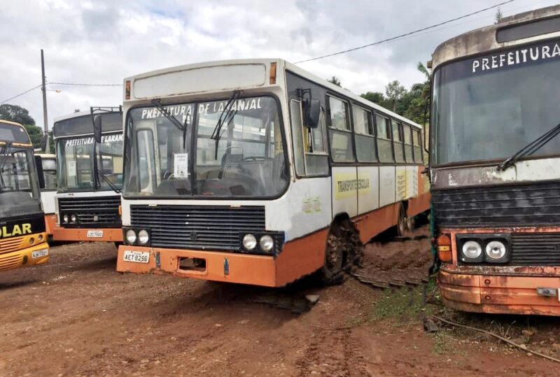  Ônibus da frota municipal de Laranjal que estão há anos parados estão sendo abastecidos. MP apura o caso