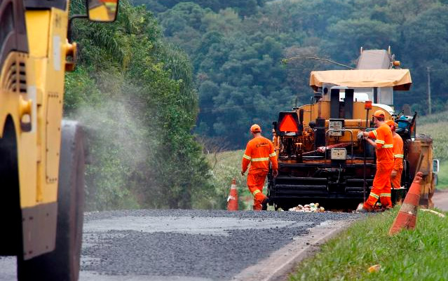  TCE-PR suspende licitações de R$ 5,5 bilhões do DER para manutenção de rodovias