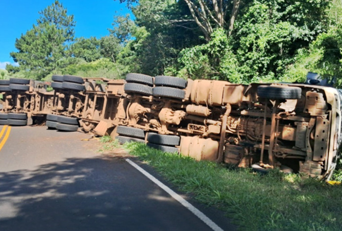  Carreta carregada com toras de madeira tomba na PR-456 em Santa Maria do Oeste