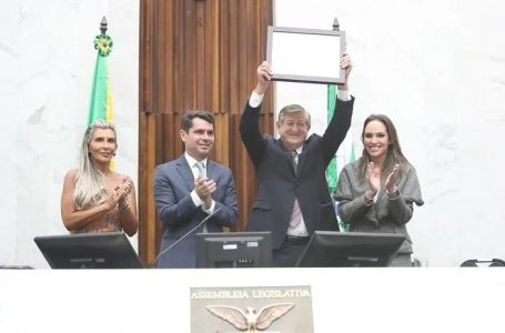 Homenageado na Alep, superintendente destaca trajetória e papel fundamental na modernização da gestão municipal