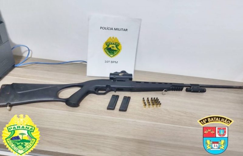  PM apreende Rifle e encaminha para Delegacia, um homem que atirou contra cachorros do vizinho em Pitanga